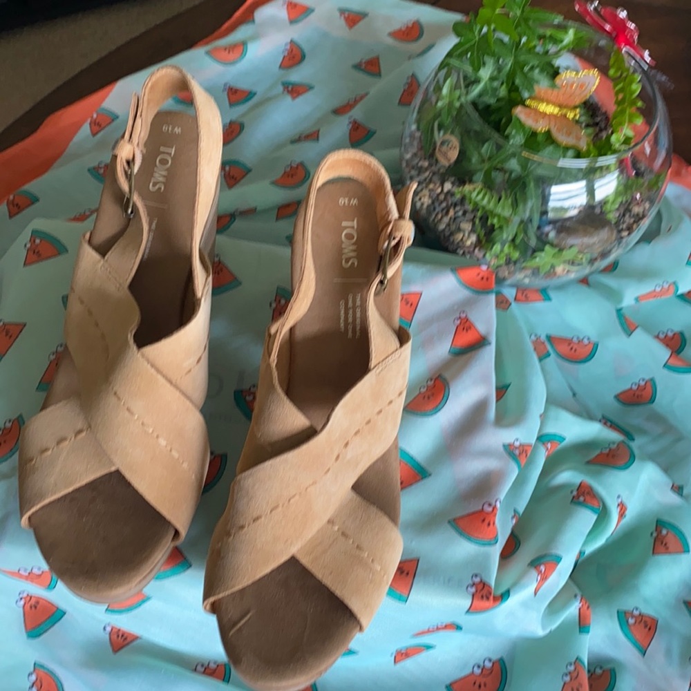 NEW Toms sandals